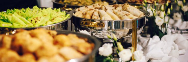 Catering na wesela, przyjęcia, komunie — na co zwrócić uwagę? Co możesz dostać w ramach cateringu?